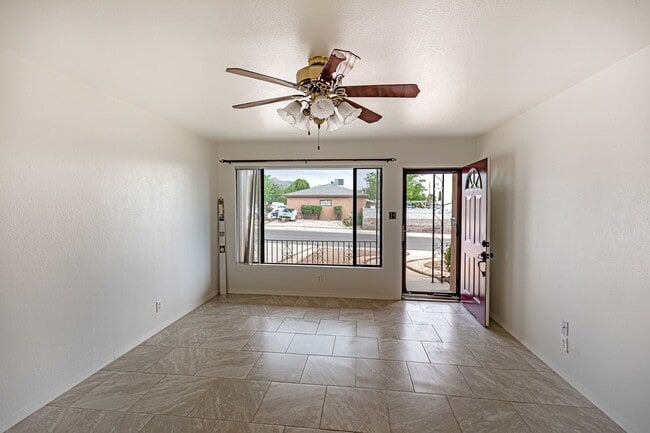 Building Photo - Beautiful Updated Home!