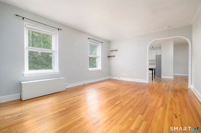 Building Photo - 136 Woodside Green