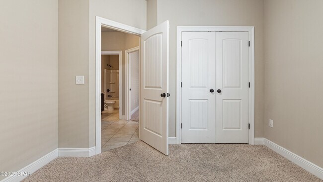 Building Photo - 221 S Shoreview Dr