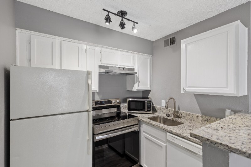 Building Photo - 2300 Balsam Dr