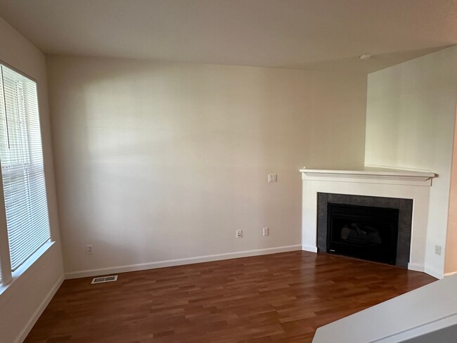 Building Photo - Top Floor 2 Bed, 2 Bath Townhome