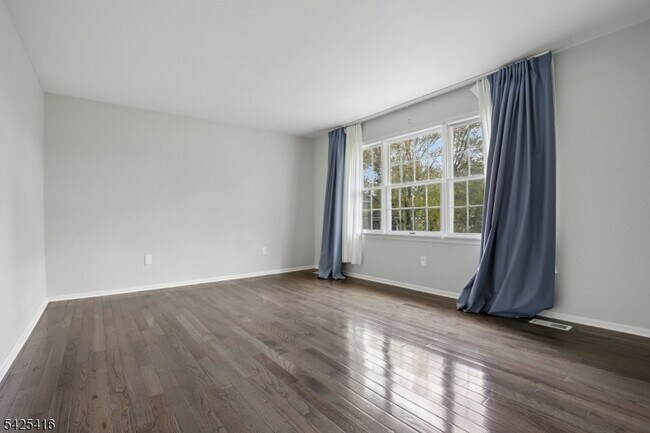 Building Photo - 14 Exeter Rd