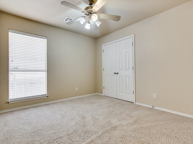 Building Photo - Lone Oak Ridge + Gated Community + 4 beds/2.5 Baths + Storm Shelter + Deer Creek Schools