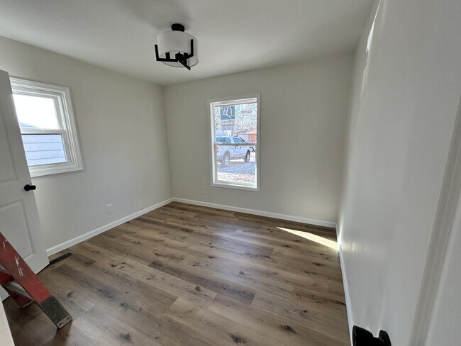 Building Photo - 806 Stratford Dr