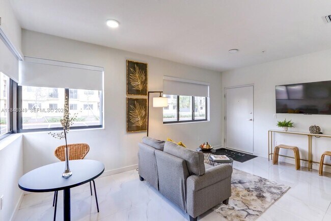 Building Photo - 339 W 78th Rd