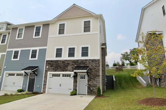Primary Photo - Large 3 level large end unit townhome with...