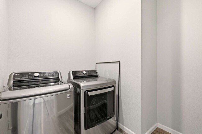 Building Photo - Modern 3-Bed 2-Bath Home in Cherry Creek School District!