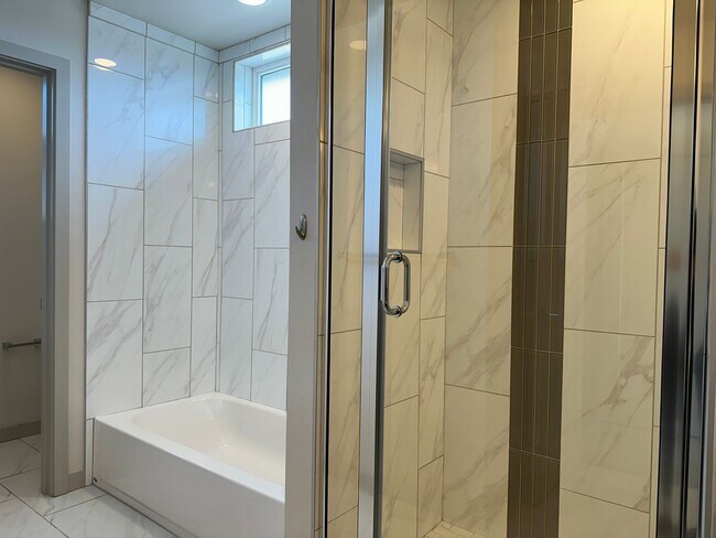 Building Photo - Gorgeous Greenlake Townhouse with Parking