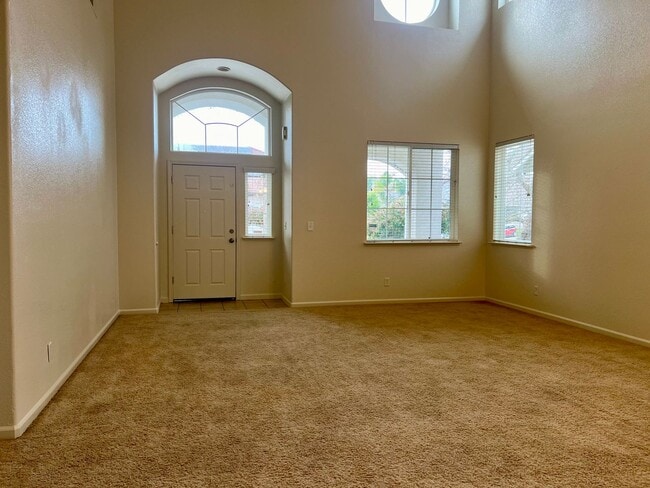 Building Photo - Beautiful and Spacious 5 bed/ 4 bath home ...