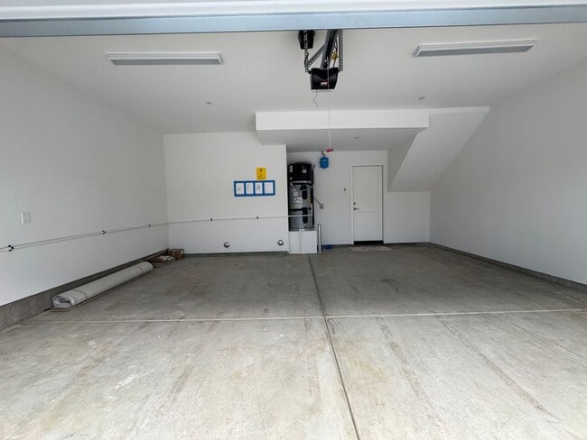 Building Photo - BRAND NEW 4 BED, 3.5 BATHS, 2070 SQ FT TOWNHOME BY KH HOMES