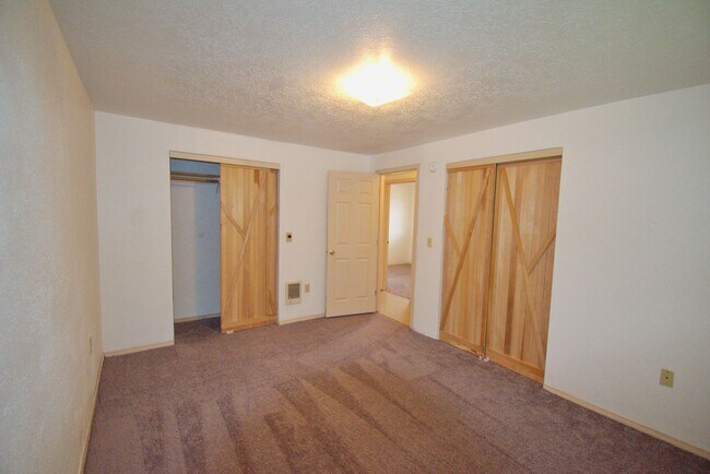 Building Photo - 125 E Elmore St