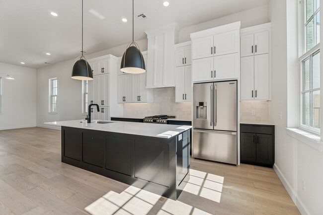 Building Photo - Townhome 2 bed 2.5 Bath "The White Workroom" in The Heart of Selah