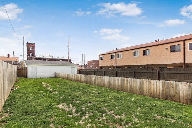 Building Photo - 1013 E Rich St