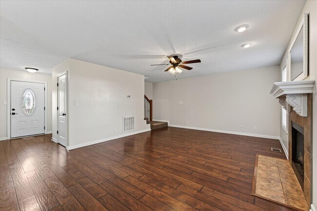Building Photo - 566 Falkland Cir