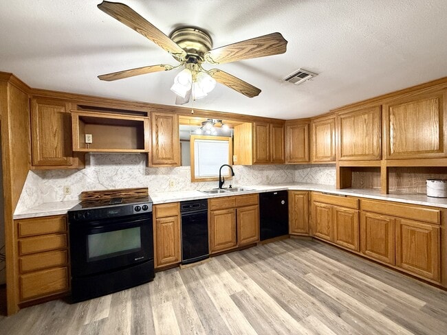 Building Photo - 52 Landmark Rd