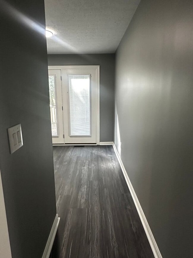 Building Photo - Fully Renovated in White House