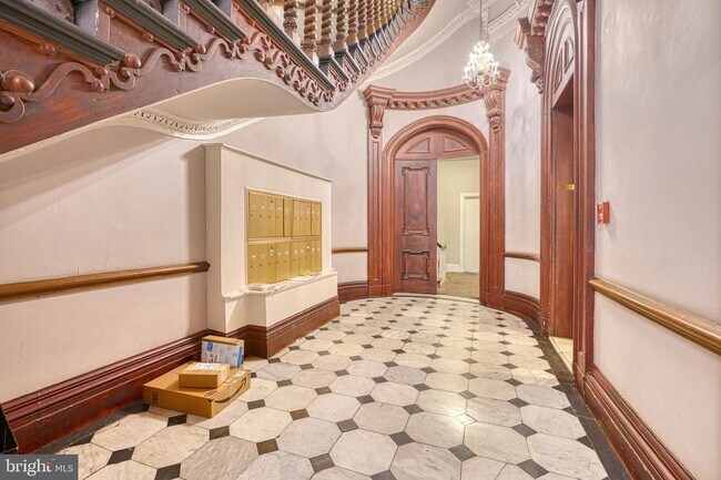 Building Photo - 12 E Mt Vernon Pl