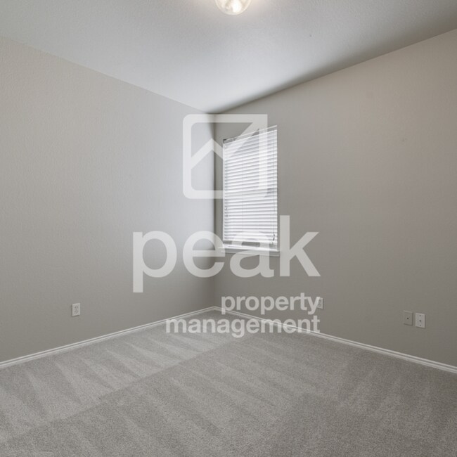 Building Photo - 4 Bedroom/2 Bathroom HOME FOR LEASE! Just ...