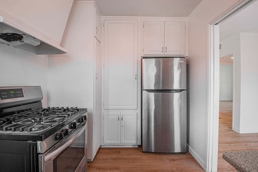 Building Photo - 8808 Belford Ave