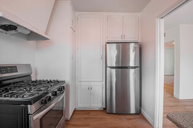 Building Photo - 5847.5 W 88th St