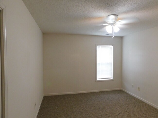 Building Photo - Charming 2-Bedroom, 2-Bath Duplex with Garage