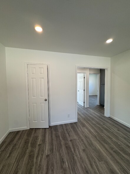 Building Photo - 15029 Burbank Blvd