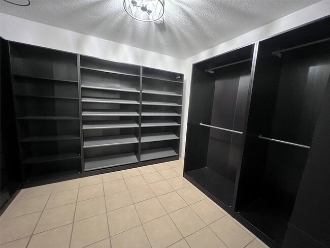 Building Photo - 818 Fairlawn Dr