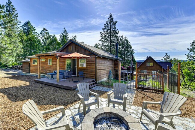 Building Photo - 2 Bedroom Home Tucked away in the Sierras