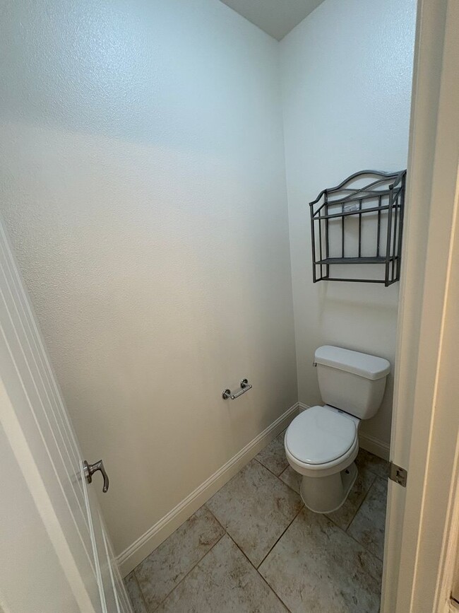 Building Photo - 3 Bedroom Home located NW Visalia!