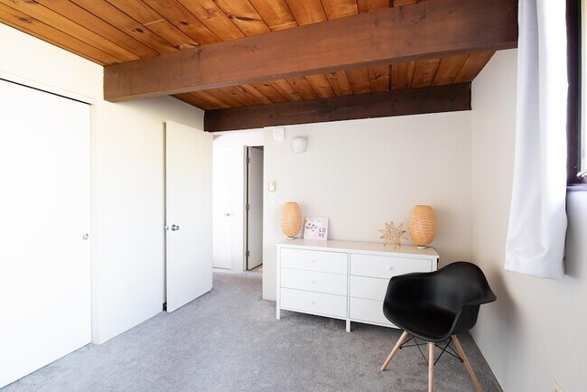 Building Photo - 59-30 Murray Hill Heights Dr