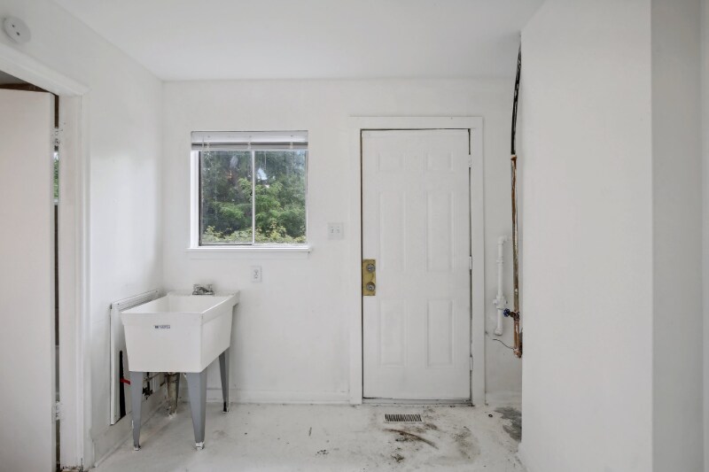 Building Photo - 10000 Stahelin Ave