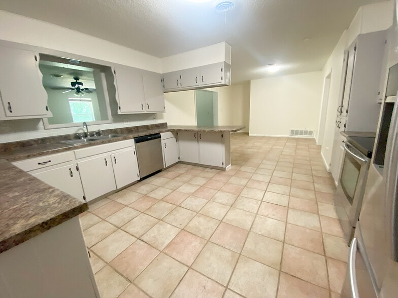 Large Kitchen with Stainless Steal Applicances - 703 Lee St