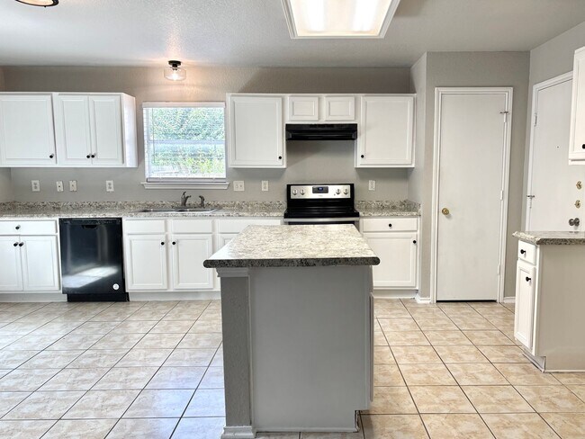Building Photo - Spacious 3 beds, 2.5 baths in Bristol Forest!