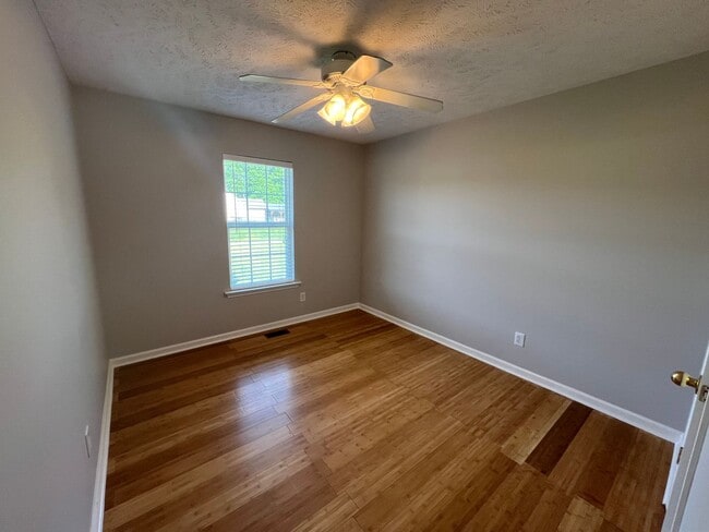 Building Photo - 3 BR 2 Bath home with 2 Car Garage and Hug...