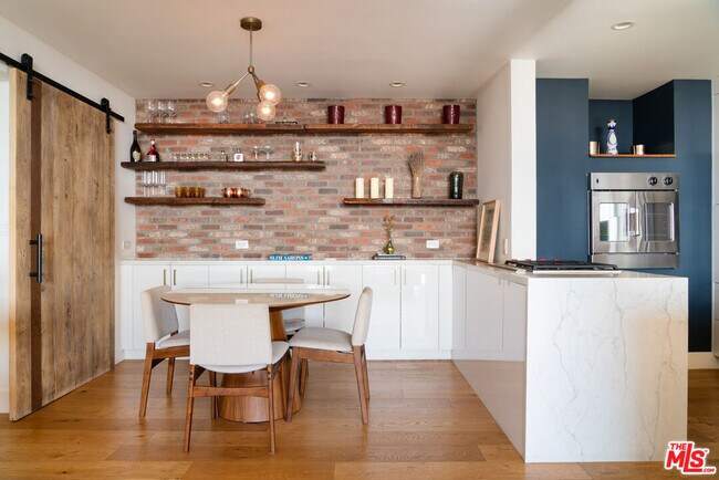 Building Photo - 8787 Shoreham Dr