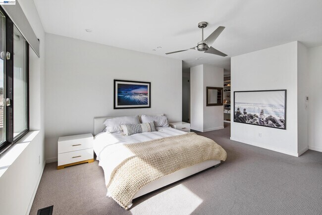 Building Photo - 297 Las Quebradas