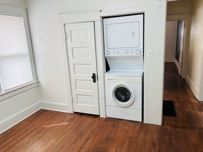 Building Photo - Charming 3 Bedroom Single-Family