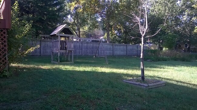 Building Photo - AVAILABLE NOW! Beautiful 3 Bedroom Home in...