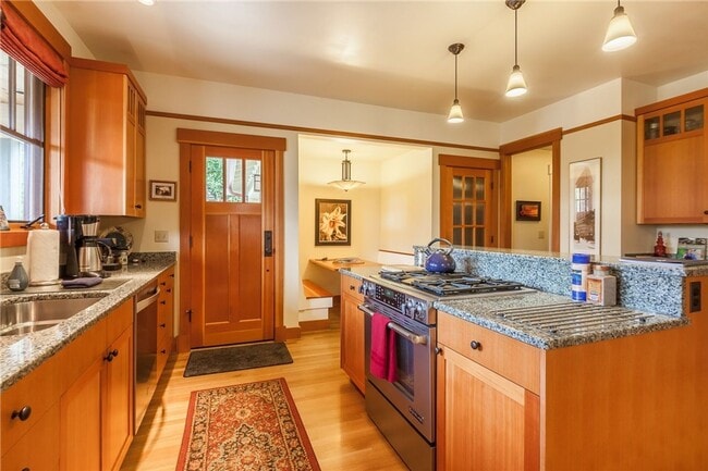 Building Photo - Meticulously designed Craftsman in North Beach with private beach access.
