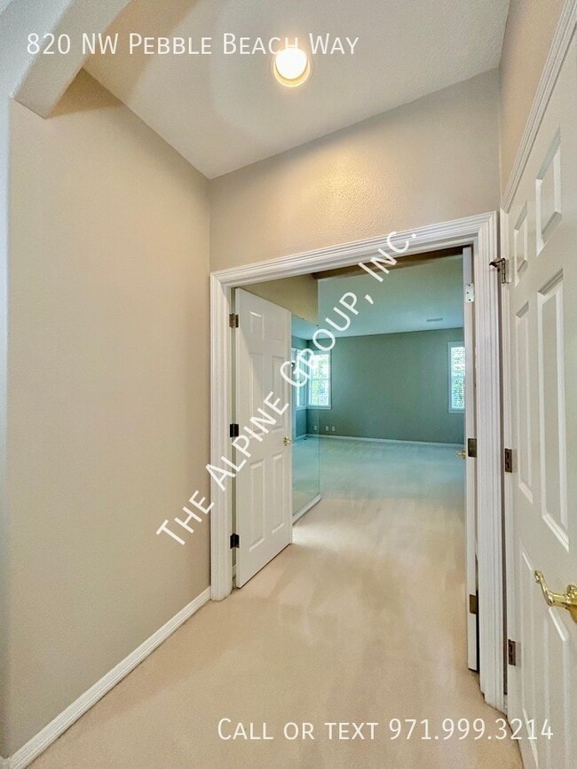 Building Photo - 820 NW Pebble Beach Way