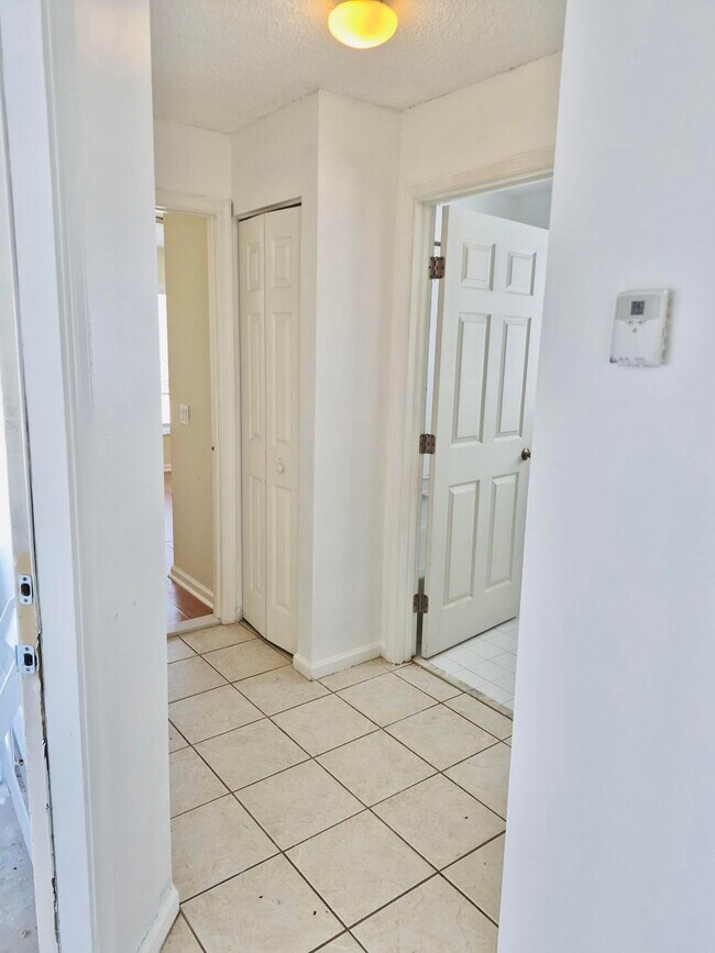 Building Photo - 7093 Middlebury Dr