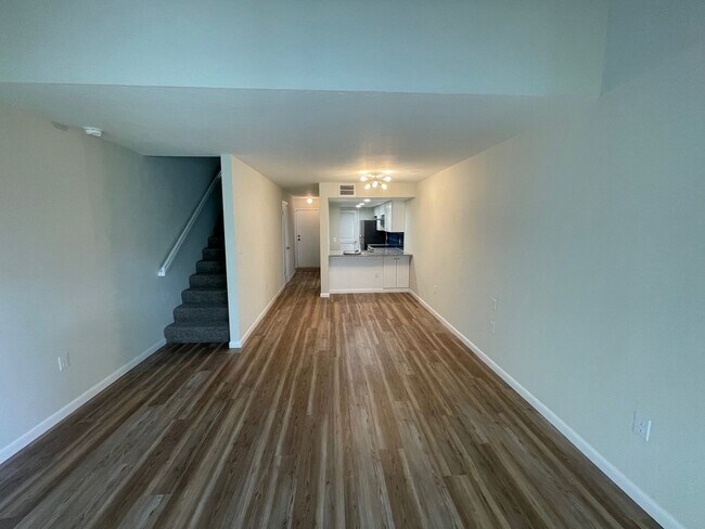 Building Photo - Walking Distance to Shands and VA