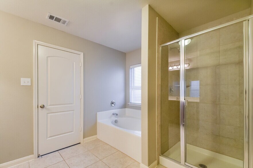 Building Photo - 2220 Mulberry Dr