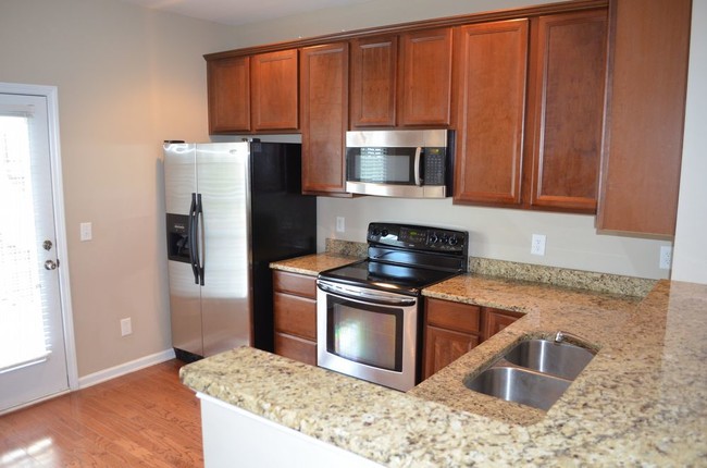 Building Photo - Gorgeous townhome in Cary Park