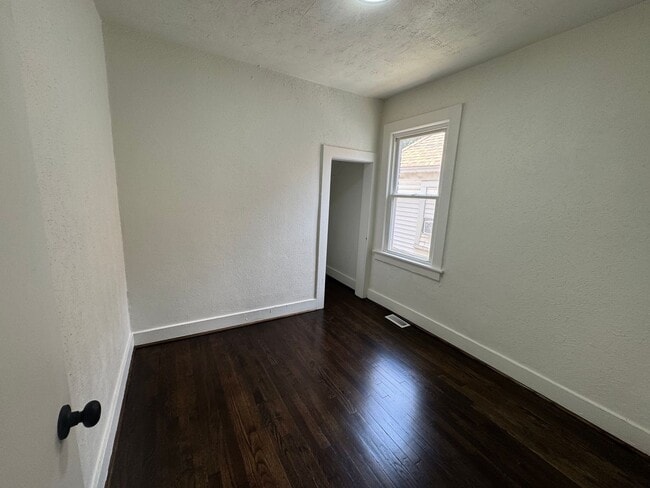 Building Photo - Newly updated 3 bedroom 1 bath with hardwo...