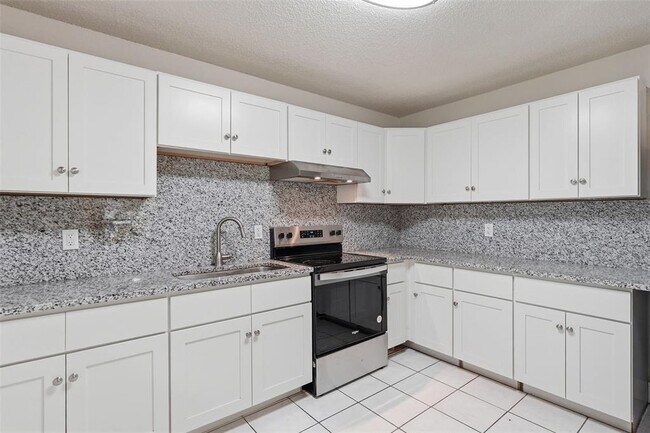 Building Photo - 7133 Pinewood Dr
