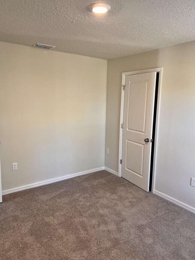 Building Photo - 6652 N Bedstrow Blvd