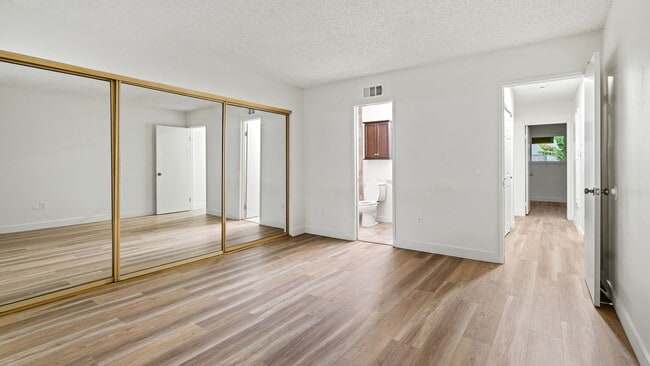 Building Photo - Spacious 3-Bedroom End Unit with Golf Cour...