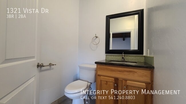 Building Photo - 1321 Vista Dr