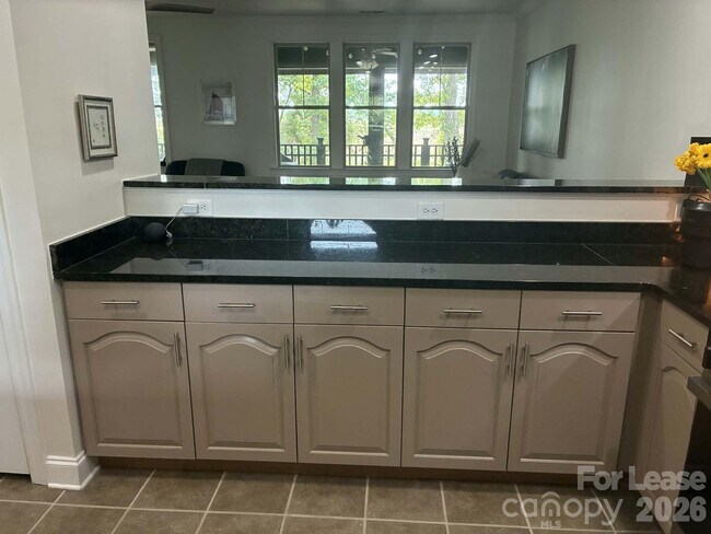 Building Photo - 5551 Colonial Chatsworth Cir